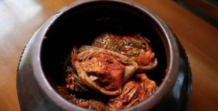 Kimchi bisa jadi salah satu pilihan menu buka puasa dan sahur yang bisa membantu hempas lemak perut.