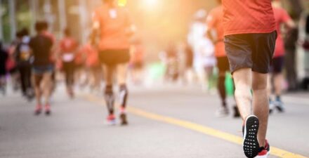 Ada beberapa hal yang perlu diperhatikan, termasuk durasi olah raga agar tidak mengganggu kondisi tubuh yang sedang berpuasa.