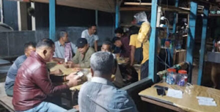 Satreskrim Polres Pasaman saat mengamankan empat pelaku judi togel online warung kopi