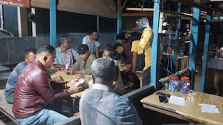 Satreskrim Polres Pasaman saat mengamankan empat pelaku judi togel online warung kopi