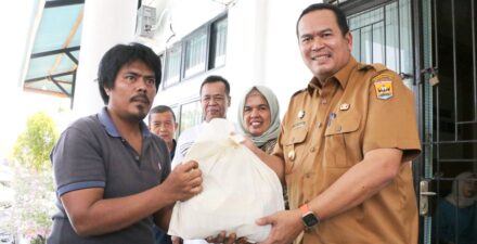 Wako Pariaman Salurkan 100 Paket Sembako Petugas Kebersihan dan Pejaga Sekolah