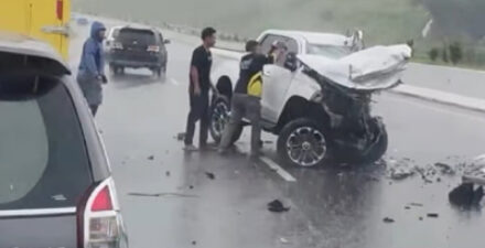 Pengendara Bantu Pecahkan Kaca Mobil Kecelakaan di Tol Cisumdawu