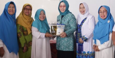 Ketua Pembina Organisasi Keagamaan / TP-PPK Eni Muis Zulmaeta Buka Secara Resmi Bazar Ramadhan