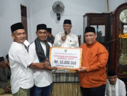 Serahkan Bantuan Pembangunan Masjid, Gubernur Mahyeldi Ingatkan Orangtua Agar Tidak Meninggalkan Generasi Yang Lemah