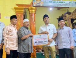 Wagub Sumbar Vasko Ruseimy Salurkan Bantuan Masjid dan Bedah Rumah di Pasaman Barat