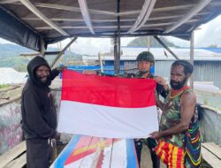 Tokoh Adat Papua Datangi Pos TNI Meminta Bendera Merah Putih Untuk Dikibarkan