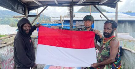 Tokoh Adat Papua Datangi Pos TNI Meminta Bendera Merah Putih Untuk Dikibarkan