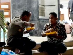 Berbaur dengan Jamaah, Vasko Ruseimy dan Kapolda Sumbar Tunjukkan Kebersamaan saat Berbuka di Masjid