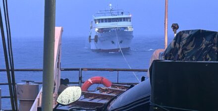 Evakuasi KMP Teratai Prima 1 yang Mengalami Kerusakan Mesin di Laut Seram