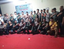 Polisi dan TNI Bergandengan Bagikan Takjil di Mapolsek Sungaipagu