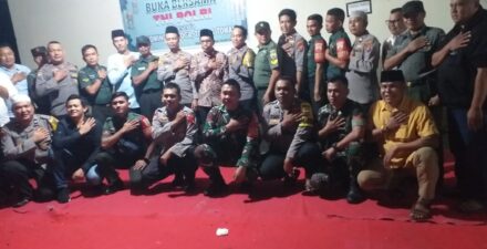 Polisi dan TNI Bergandengan Bagikan Takjil di Mapolsek Sungaipagu