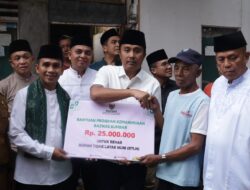 Wawako Elzadaswarman Dampingi Wagub Sumbar, Serahkan Bantuan BAZNAS Sumbar Uang Sebesar Rp. 25 Juta
