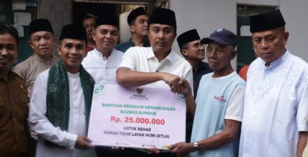 Wawako Elzadaswarman Dampingi Wagub Sumbar, Serahkan Bantuan BAZNAS Sumbar Uang Sebesar Rp. 25 Juta