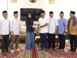 Wako Zulmaeta Dan Wagub Vasco Serahkan Beasiswa Kepada Keluarga Kurang Mampu