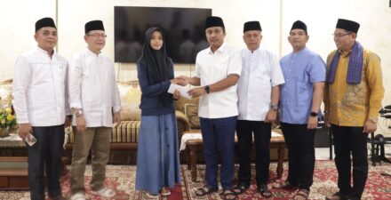 Wako Zulmaeta Dan Wagub Vasco Serahkan Beasiswa Kepada Keluarga Kurang Mampu