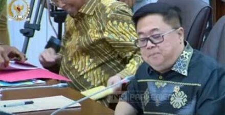 Amplop coklat pada Rapat Komisi VI DPR dengan Pertamina jadi perbincangan hangat di medsos.