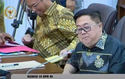 Amplop coklat pada Rapat Komisi VI DPR dengan Pertamina jadi perbincangan hangat di medsos.