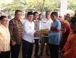 Wako Zulmaeta Salurkan 2500 Paket Sembako Dari Baznas Kota Payakumbuh Kepada Petugas Kebersihan