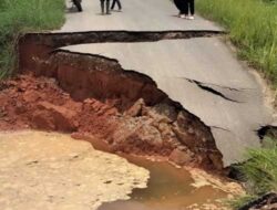 Jalan Bukik Lantak Tergerus Air, Akses ke Pusat Kabupaten Dharmasraya Terputus