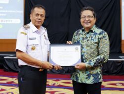 Wawako Elzadaswarman Terima Piagam Penghargaan Terbaik II TP2DD Wilayah Sumatera Dari Menko Bidang Perekonomian RI