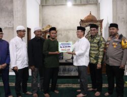 Tim Safari Ramadhan, Wako Zulmaeta Serahkan Bantuan Pembangunan Masjid Al – Falah Sebesar 50 Juta
