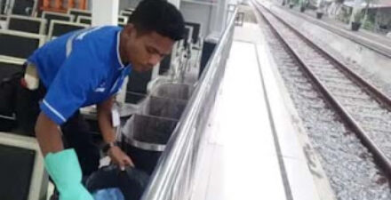 Petugas KAI Sumbar melakukan aksi heroik yang menyelamatkan ODGJ dari aksi bunuh diri.