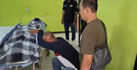 Ayah tahanan yang tewas di lapas Subang tak kuasa menahan tangis di depan jenazah.