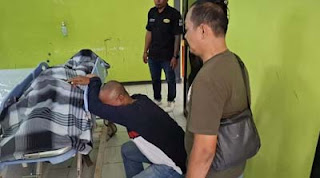 Ayah tahanan yang tewas di lapas Subang tak kuasa menahan tangis di depan jenazah.