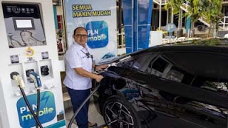 General Manager PLN UID Sumbar Ajrun Karim melakukan pengisian daya kendaraan listrik.