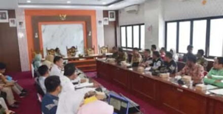 Wali Kota Pariaman, Sumbar Yota Balad memimpin rapat evaluasi PAD di Pariaman.