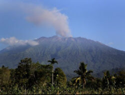 Antrean Panjang di Gunung Raung Jadi Sorotan, Ratusan Pendaki Padati Jalur Puncak