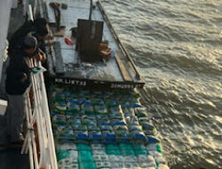 Bakamla Gagalkan Penyelundupan Beras dan Gula Asal Malaysia di Perairan Sebatik