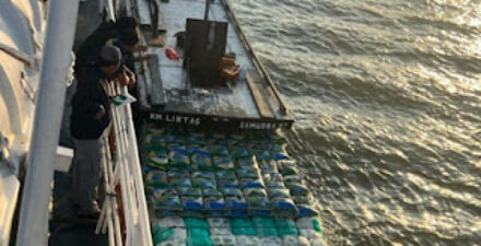 Kapal patroli Bakamla menggagalkan upaya penyelundupan.
