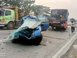 Tabrakan Panther vs Bus di Gresik, Satu Keluarga Jadi Korban