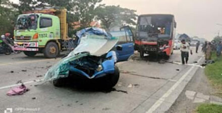 Tabrakan Panther vs Bus di Gresik