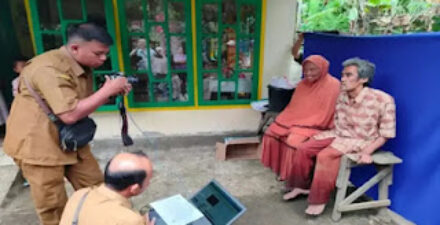 Disdukcapil Agam Jemput Bola Rekam KTP-el untuk Lansia dan Disabilitas