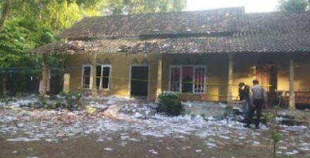 Rumah di Blitar hancur akibat ledakan petasan