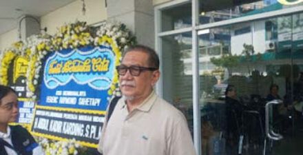 Aktor senior Deddy Mizwar turut hadir di Rumah Duka