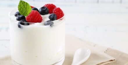 Yoghurt salah satu minuman yang bisa menurunkan risiko kanker.