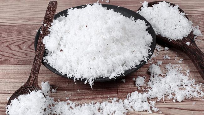 Kelapa parut bisa tahan lama meskipun tidak disimpan di dalam kulkas, asal lakukan beberapa triknya.