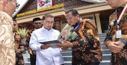 Wako Pariaman Yota Balad menyerahkan proposal untuk pembangunan Museum Tabuik kepada Menbud Fadli Zon.