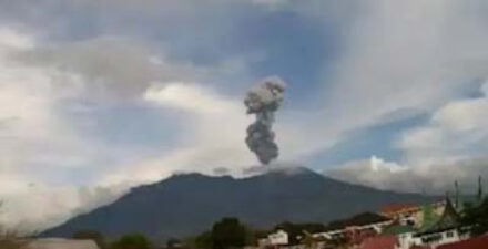 Gunung Marapi di Kabupaten Agam dan Tanah Datar.