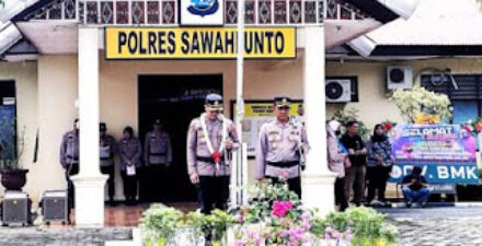 AKBP Simon Yana Putra didampingi Kapolres lama AKBP. Purwanto Hari Subekti.