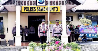 AKBP Simon Yana Putra didampingi Kapolres lama AKBP. Purwanto Hari Subekti.