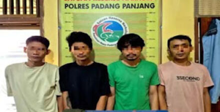 AKBP Simon Yana Putra didampingi Kapolres lama AKBP. Purwanto Hari Subekti.