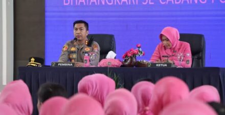 Pembina Bhayangkari Cabang Pulang Pisau, menggelar pertemuan didampingi oleh Ketua Bhayangkari Cabang, Ny. Nining Iqbal