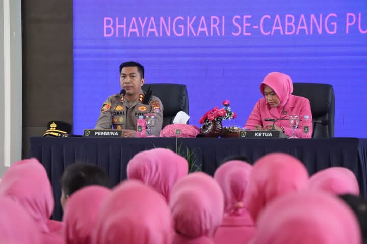 Pembina Bhayangkari Cabang Pulang Pisau, menggelar pertemuan didampingi oleh Ketua Bhayangkari Cabang, Ny. Nining Iqbal