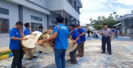 Warga binaan pemasyarakatan Lapas Lubuk Basung sedang memainkan tambua tansa.