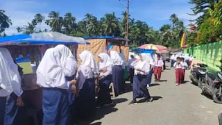 Sejumlah siswa SD dan SMP di Kecamatan Sungai Geringging, Padang Pariaman, Sumbar menikmati jam istirahat belajar.