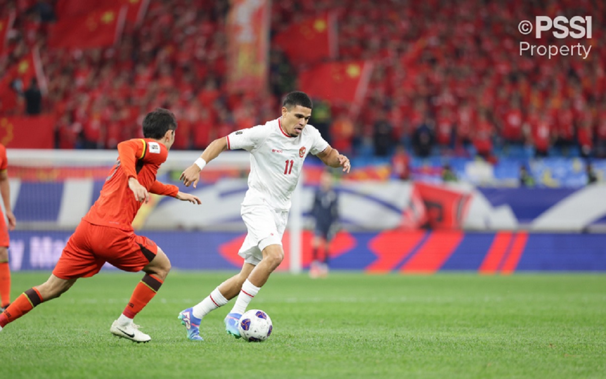 Ragnar Oratmangoen (kanan) siap permalukan pemain-pemain Timnas China.